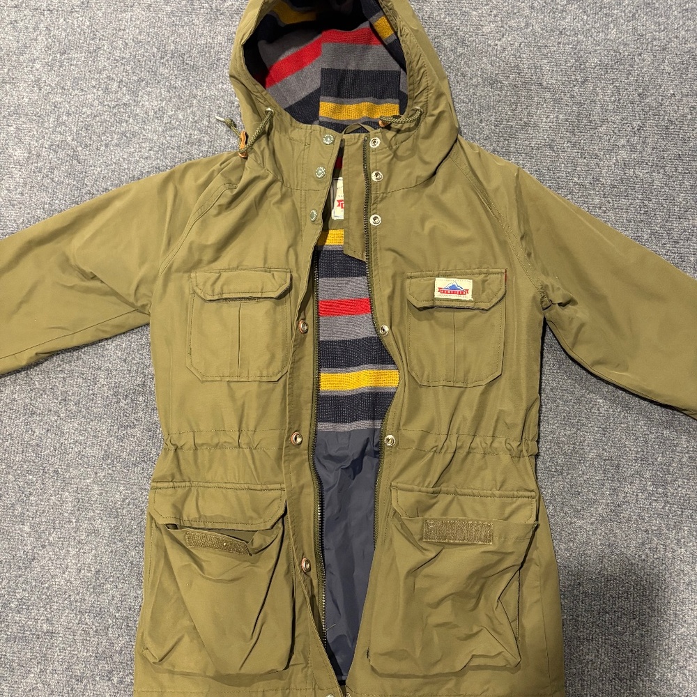 Penfield Hooded Mountain Parka Jacket in Lichen